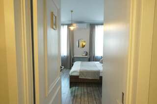 Отели типа «постель и завтрак» Hotel Ticiani 13 Кутаиси Семейный номер с ванной комнатой-1