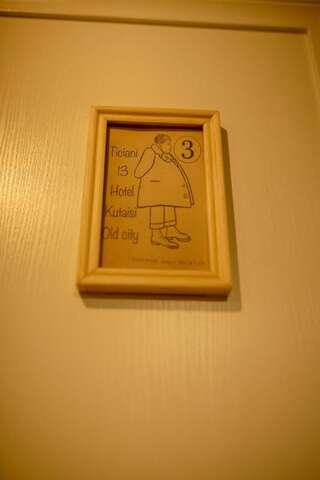 Отели типа «постель и завтрак» Hotel Ticiani 13 Кутаиси Семейный номер с ванной комнатой-2