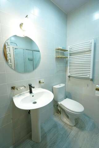 Отели типа «постель и завтрак» Hotel Ticiani 13 Кутаиси Семейный номер с ванной комнатой-4