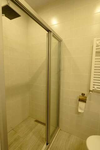 Отели типа «постель и завтрак» Hotel Ticiani 13 Кутаиси Семейный номер с ванной комнатой-1