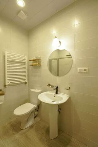 Отели типа «постель и завтрак» Hotel Ticiani 13 Кутаиси Семейный номер с ванной комнатой-2