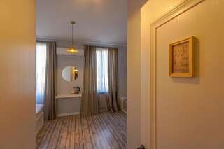 Отели типа «постель и завтрак» Hotel Ticiani 13 Кутаиси Семейный номер с ванной комнатой-5