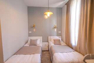 Отели типа «постель и завтрак» Hotel Ticiani 13 Кутаиси Бюджетный двухместный номер с 2 отдельными кроватями-2
