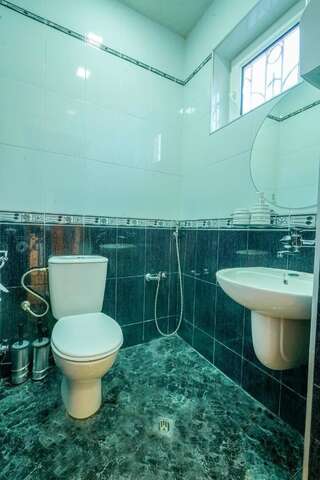 Отели типа «постель и завтрак» Hotel Ticiani 13 Кутаиси Двухместный номер с 1 кроватью и общим туалетом-2