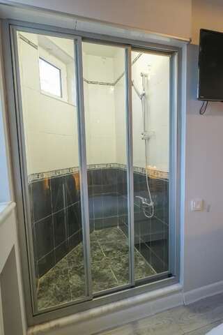 Отели типа «постель и завтрак» Hotel Ticiani 13 Кутаиси Двухместный номер с 1 кроватью и общим туалетом-4