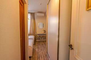 Отели типа «постель и завтрак» Hotel Ticiani 13 Кутаиси Бюджетный двухместный номер с 2 отдельными кроватями-7